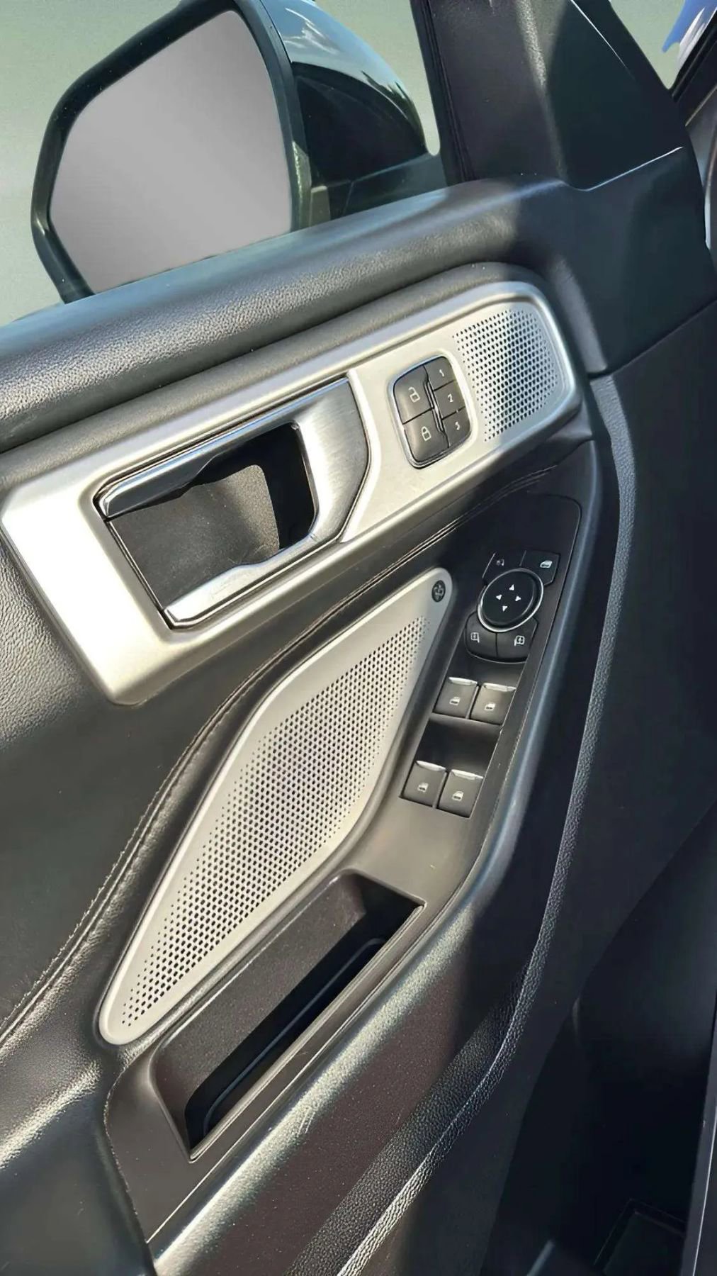 Used 2020 Ford Explorer Platinum w/ Premium Technology Package image 14