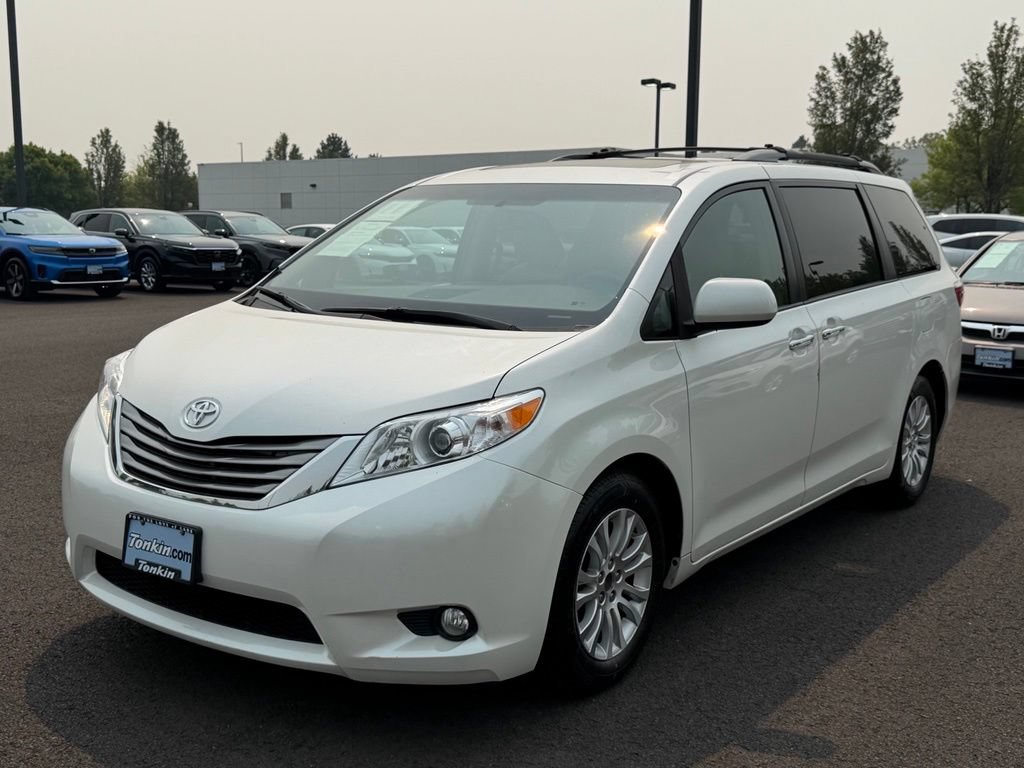 Used 2015 Toyota Sienna XLE w/ XLE Navigation Package FWD image 4