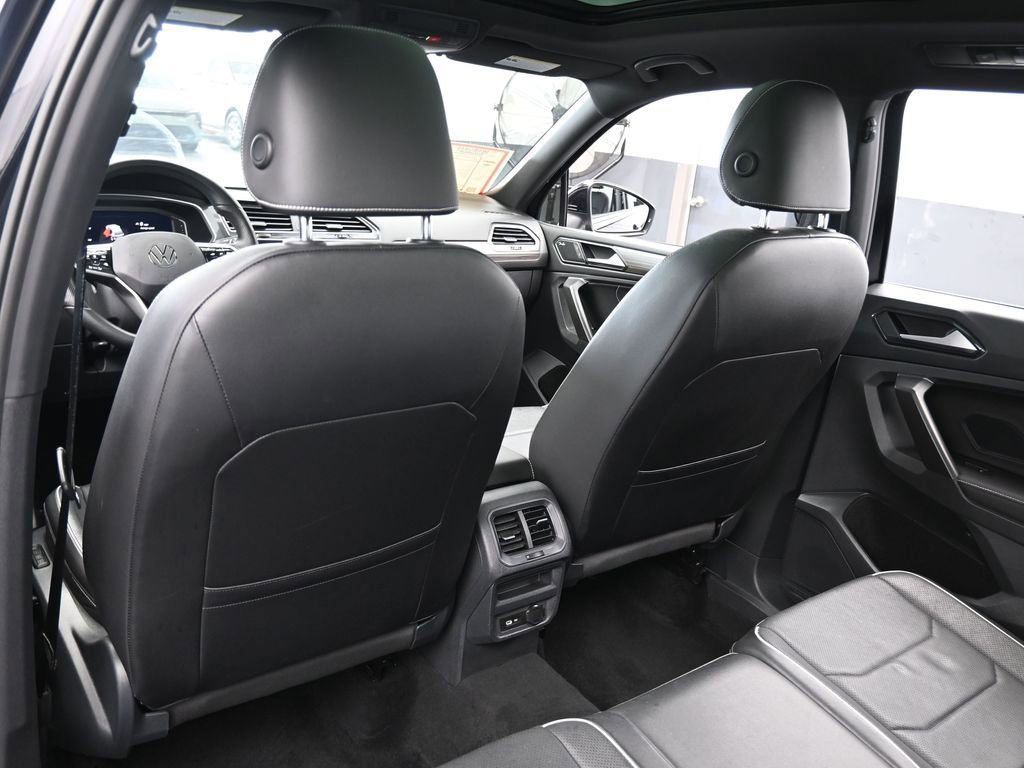 Used 2022 Volkswagen Tiguan SEL R-Line image 36