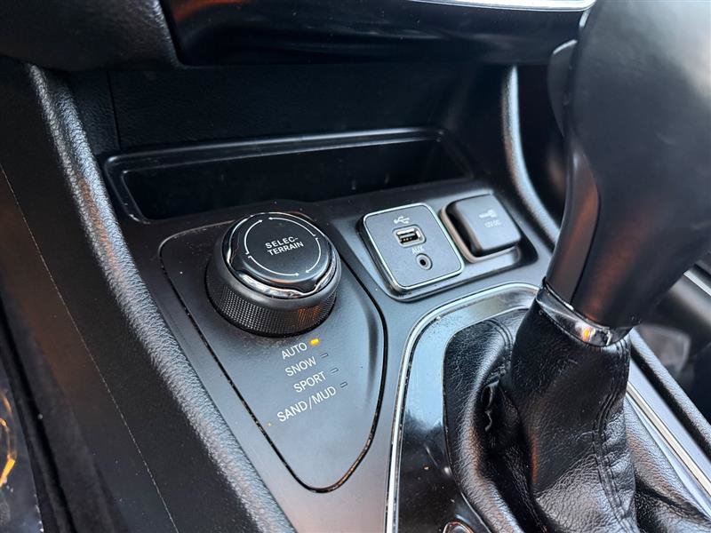 Used 2019 Jeep Cherokee Limited AWD/4WD image 21