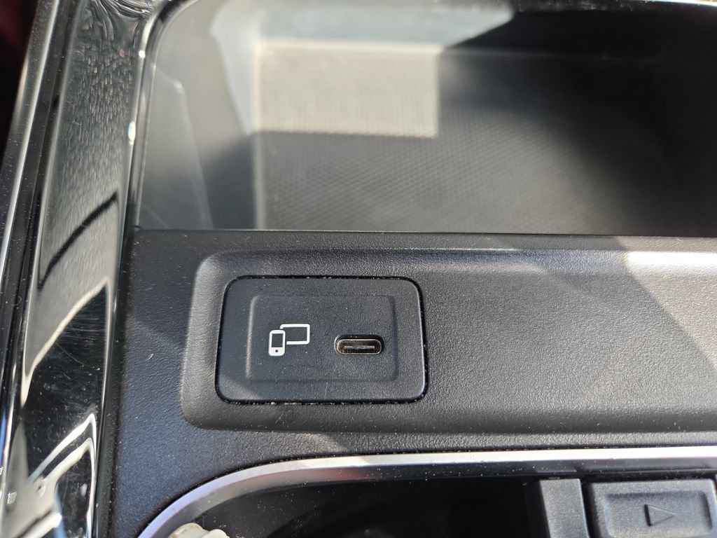 Used 2023 Mercedes-Benz GLB 250 4MATIC w/ Premium Package image 25