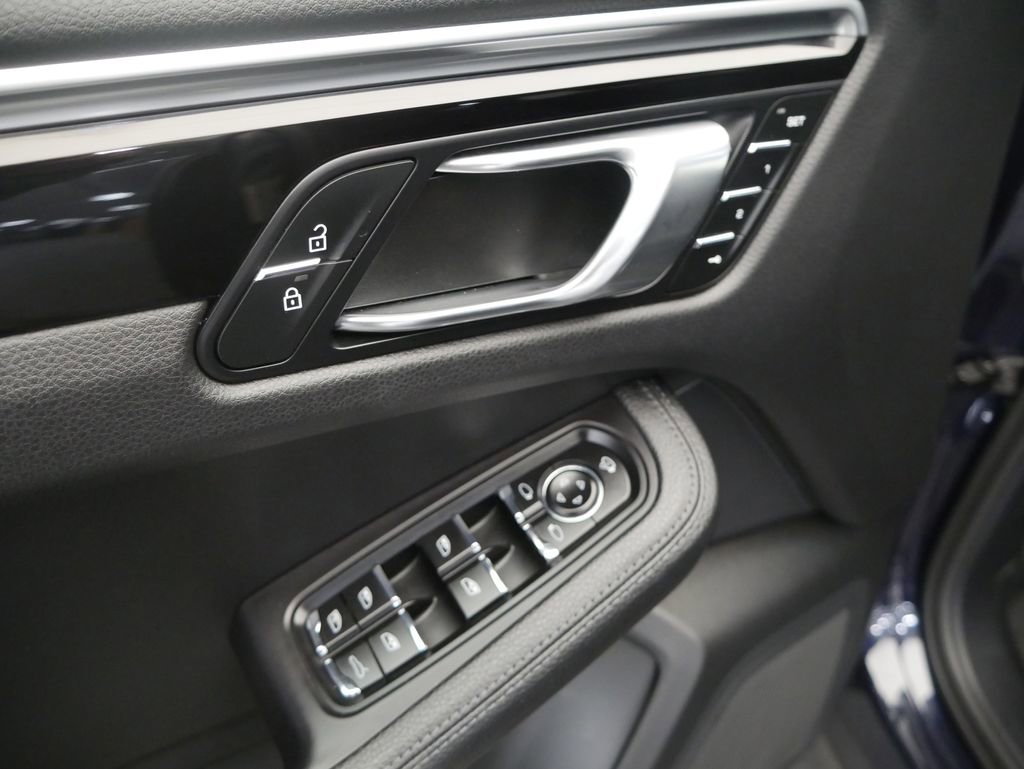 Certified 2023 Porsche Macan image 18