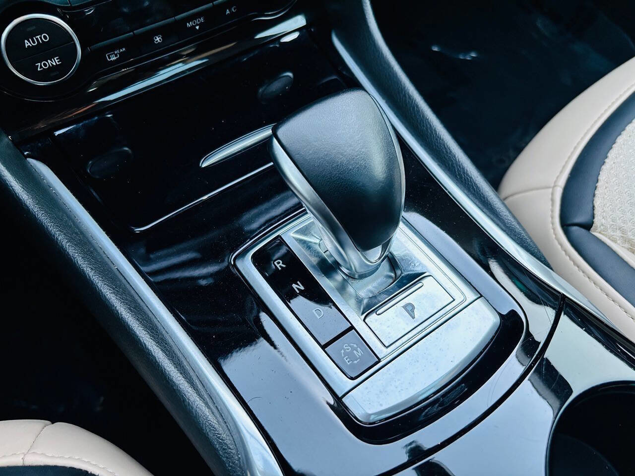 Used 2019 INFINITI QX30 w/ Navigation Package image 36