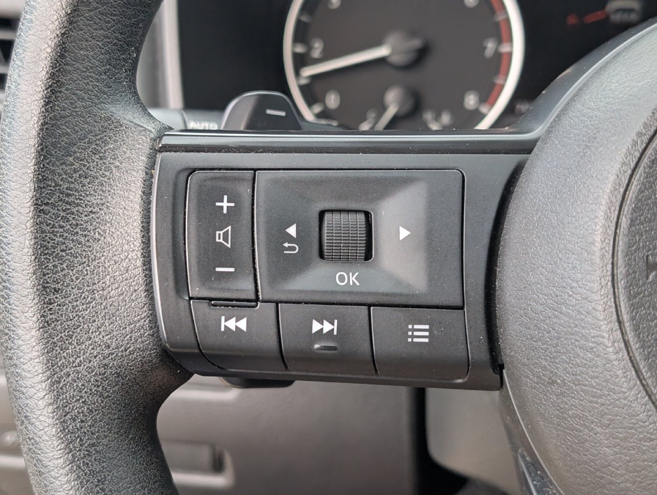 Used 2024 Nissan Rogue S AWD/4WD image 24