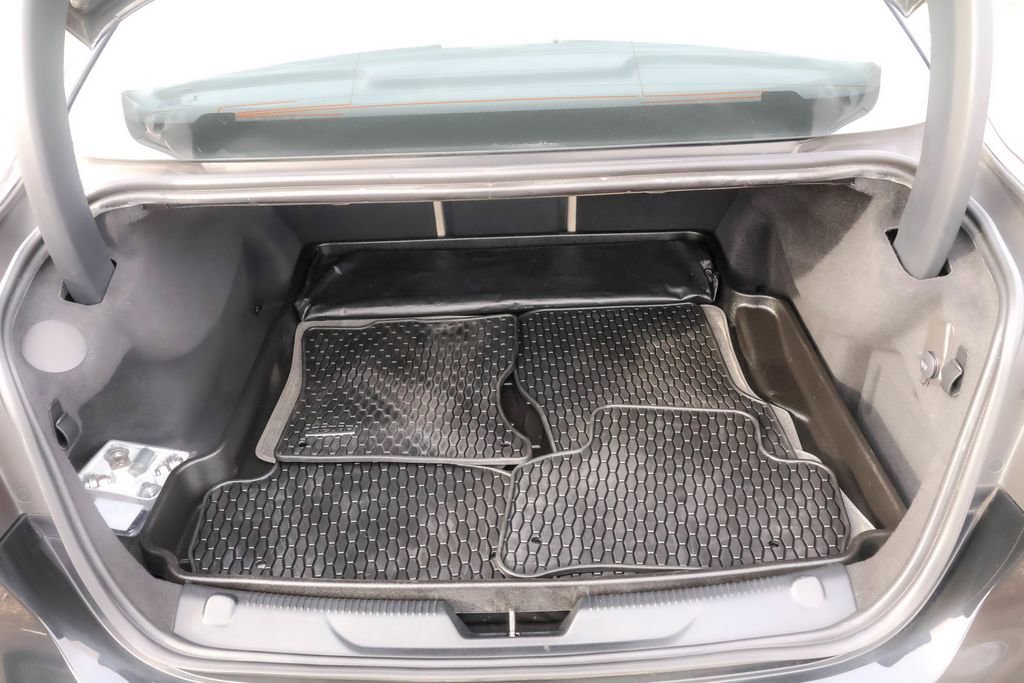 Used 2018 Jaguar XE Premium image 27