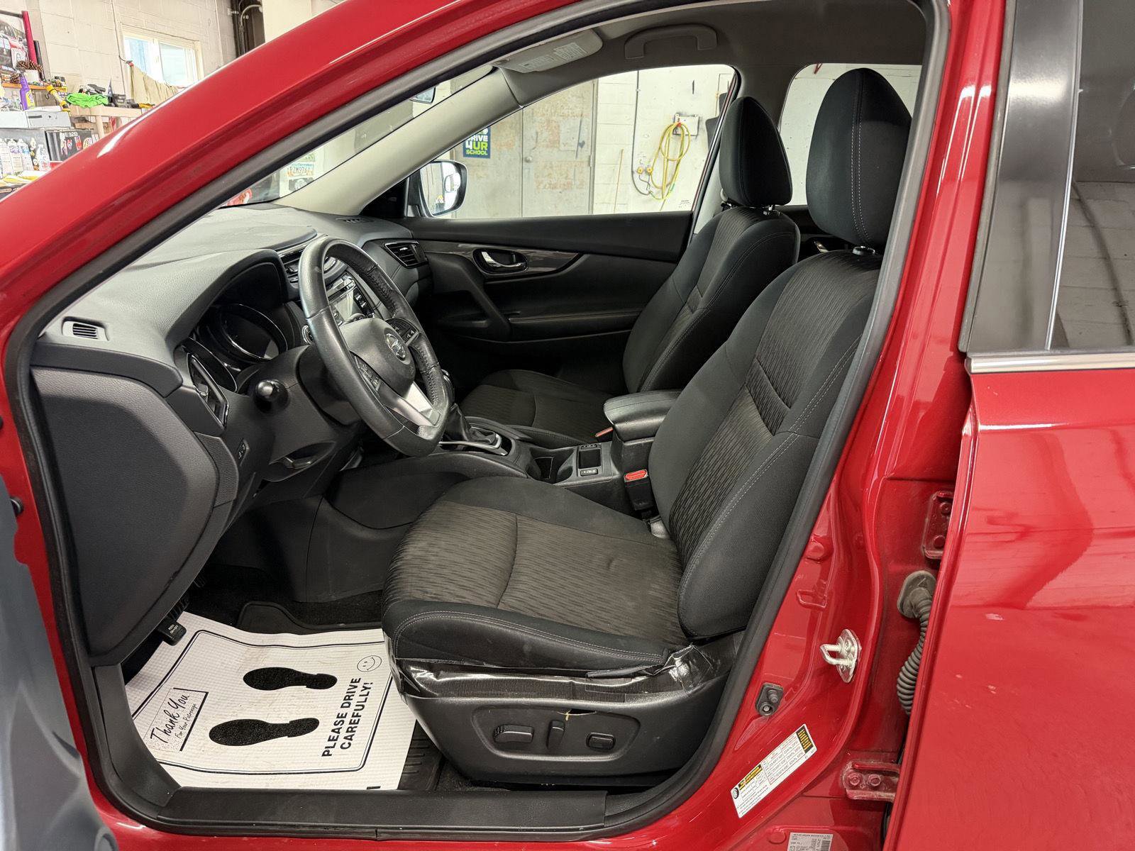 Used 2017 Nissan Rogue SV image 12