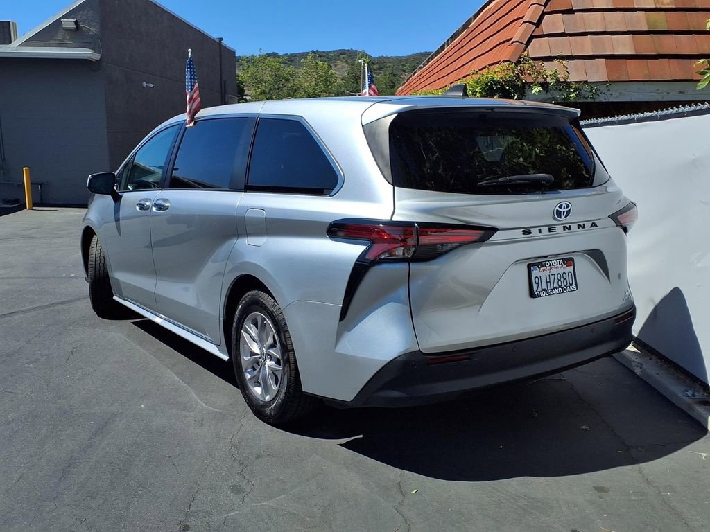 Certified 2022 Toyota Sienna XLE FWD image 6