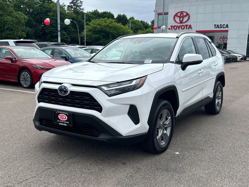 Used 2024 Toyota RAV4 LE AWD/4WD image 3