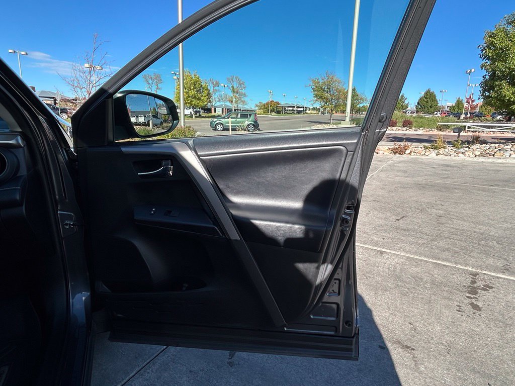Used 2018 Toyota RAV4 XLE AWD/4WD image 31