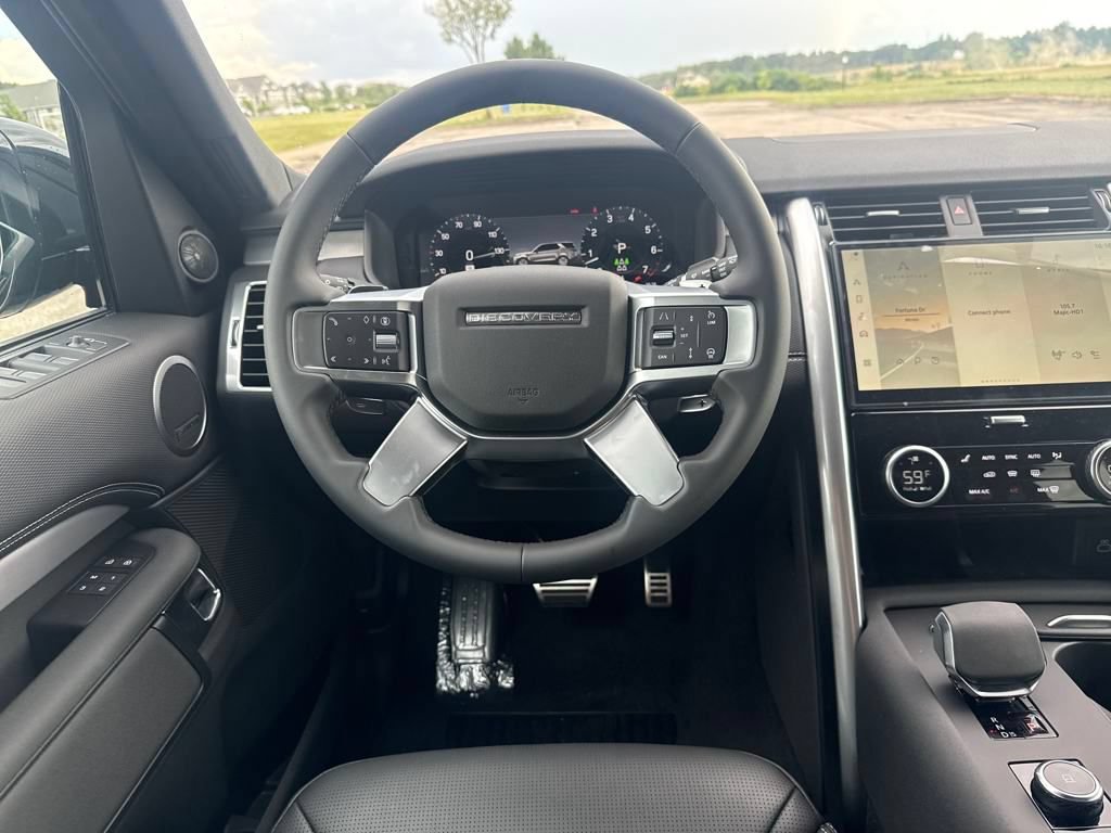 Used 2025 Land Rover Discovery Dynamic SE AWD/4WD image 13