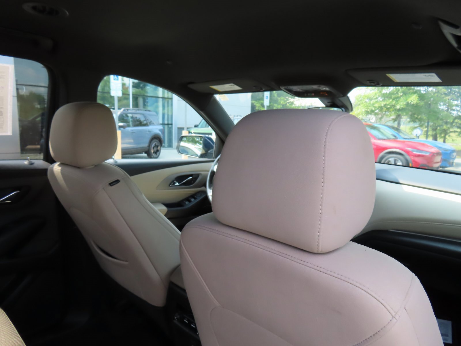 Used 2022 Chevrolet Traverse LT image 34