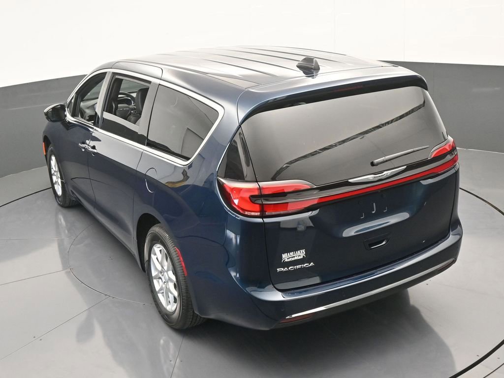 Used 2025 Chrysler Pacifica Select image 43