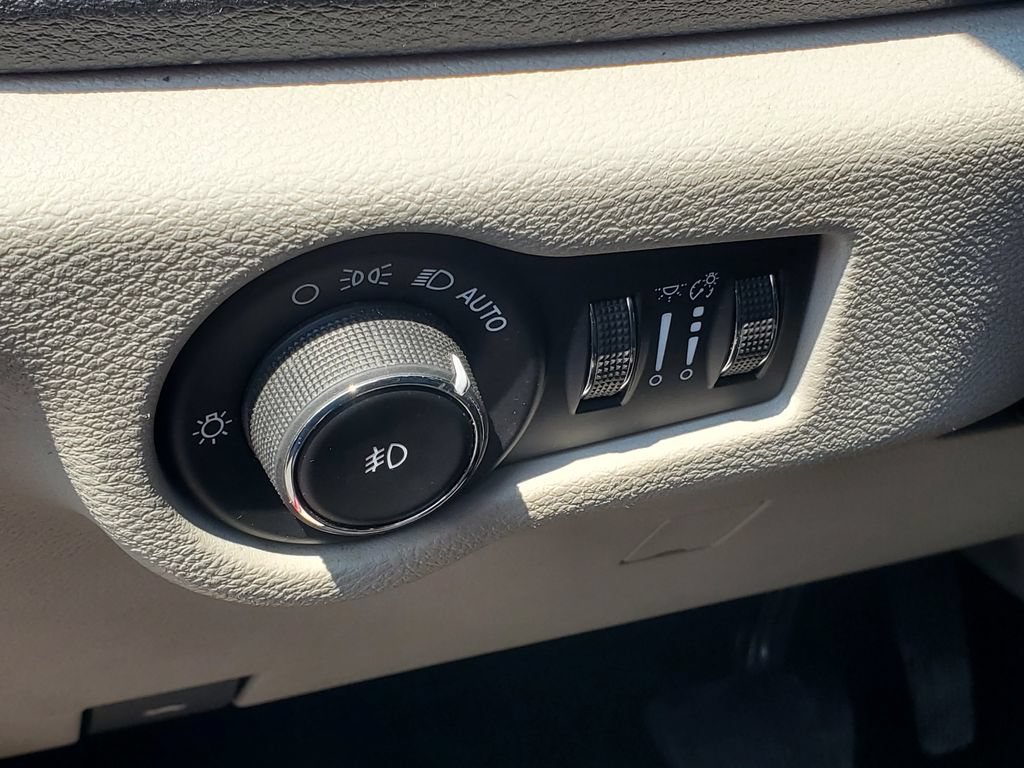 Used 2018 Chrysler Pacifica Limited FWD image 11