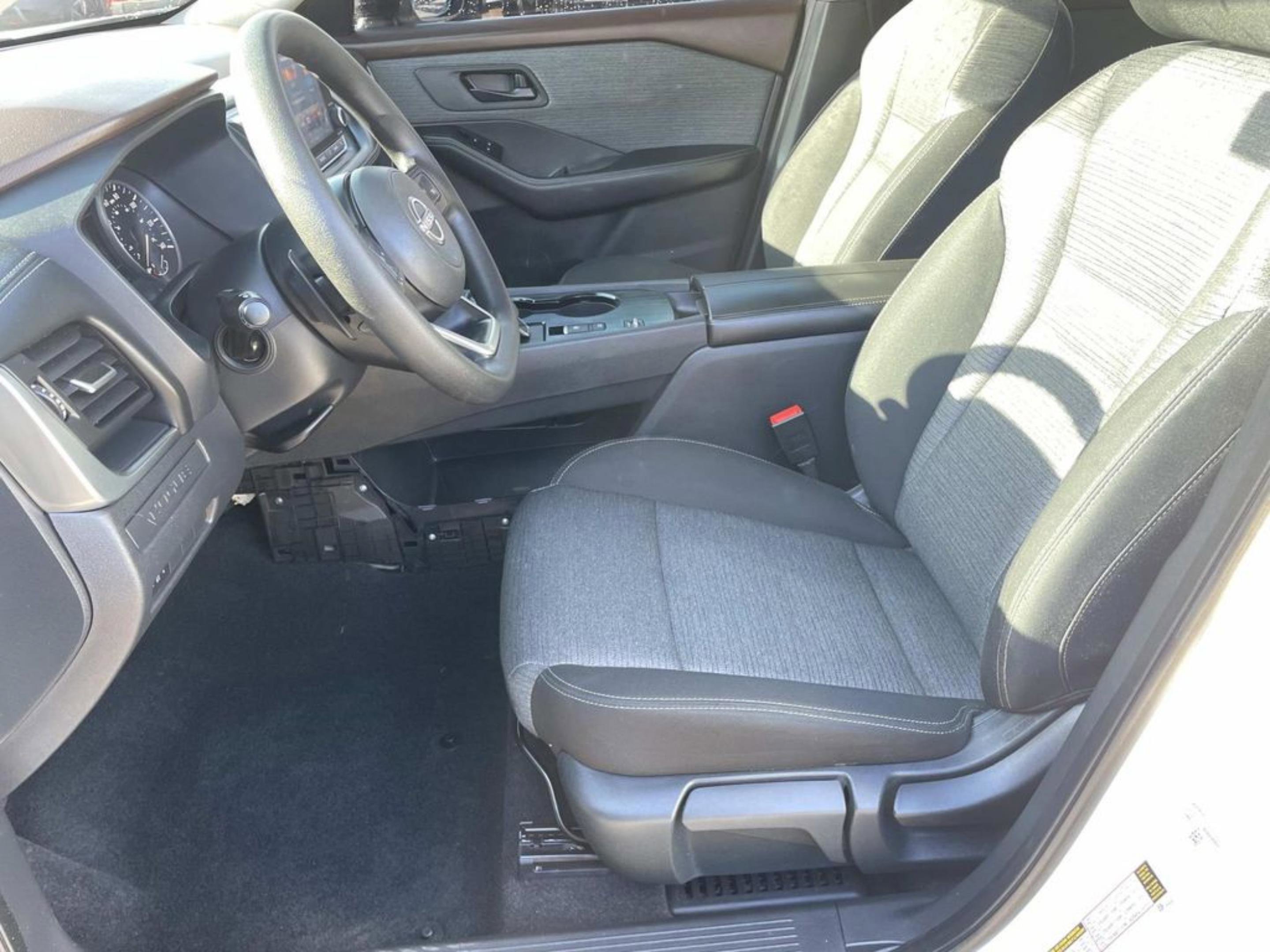 Used 2022 Nissan Rogue S image 18