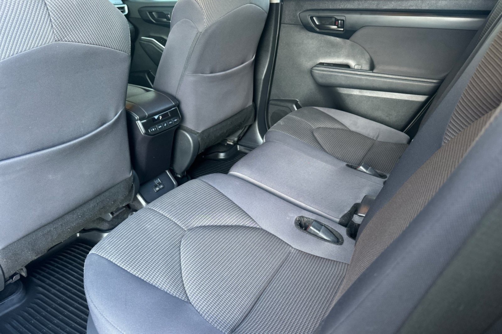 Used 2024 Toyota Highlander LE FWD image 11