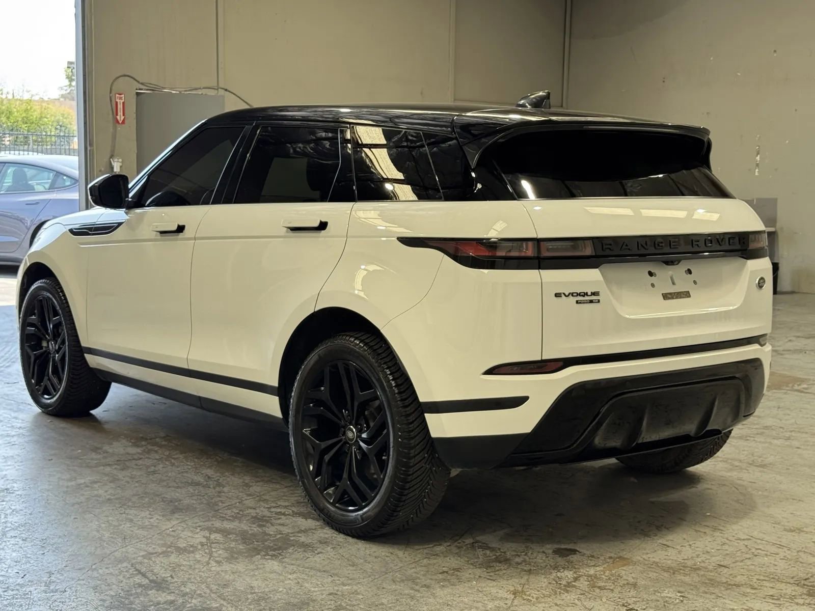 Used 2020 Land Rover Range Rover Evoque SE image 2