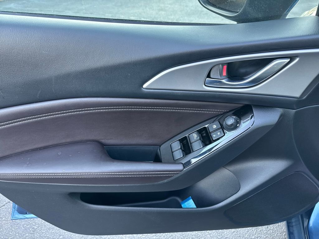 Used 2018 MAZDA MAZDA3 Touring image 11