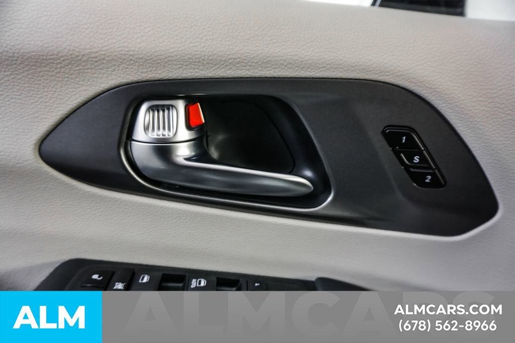 Used 2024 Chrysler Pacifica Select image 49