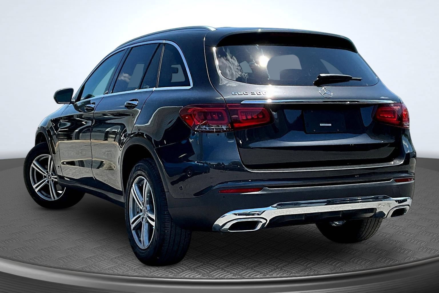 Used 2021 Mercedes-Benz GLC 300 w/ Premium Package image 4