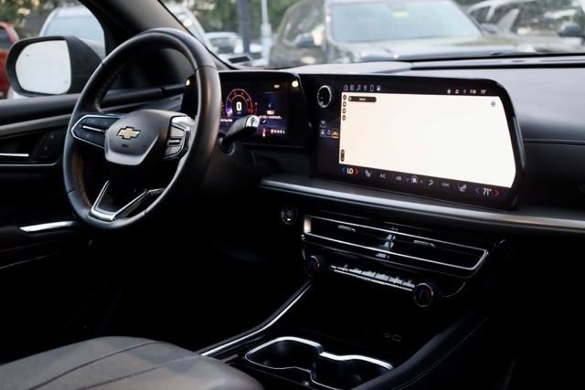 Used 2025 Chevrolet Traverse LT image 13