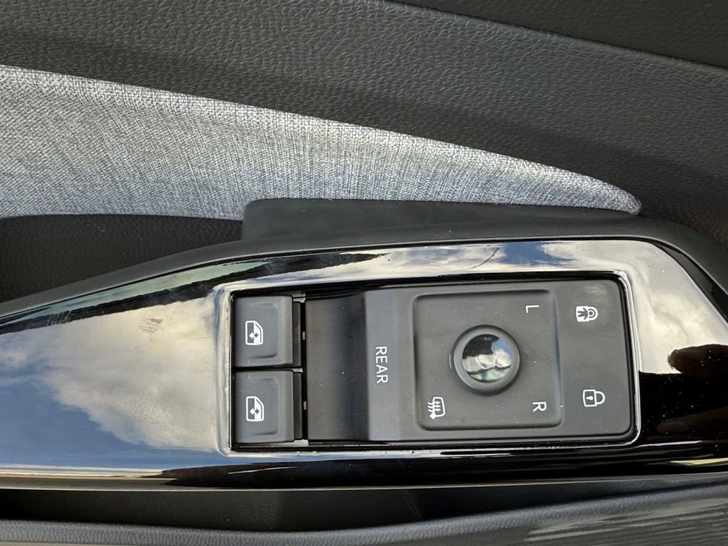 Used 2023 Volkswagen ID.4 Pro image 11