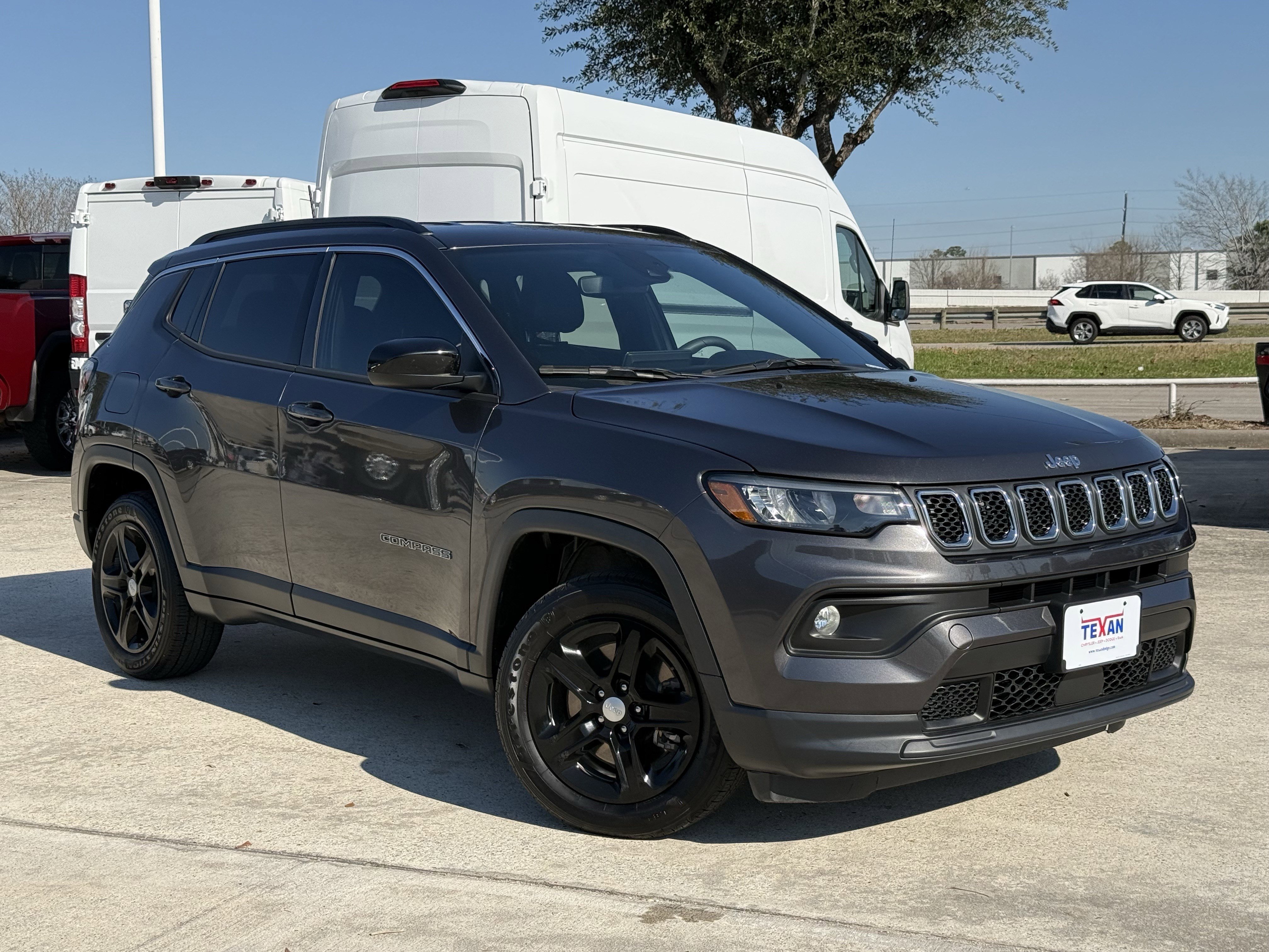 Used 2024 Jeep Compass Latitude image 2