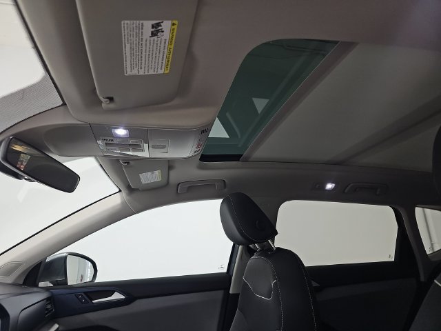 Used 2023 Volkswagen Taos SE w/ Panoramic Sunroof Package FWD image 4