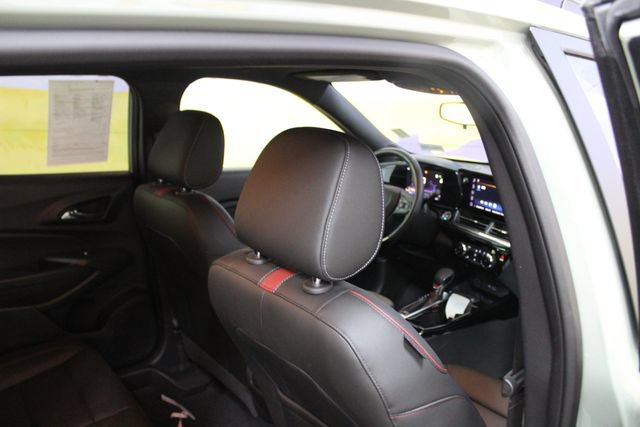 Used 2024 Chevrolet Trax RS w/ Sunroof Package FWD image 10