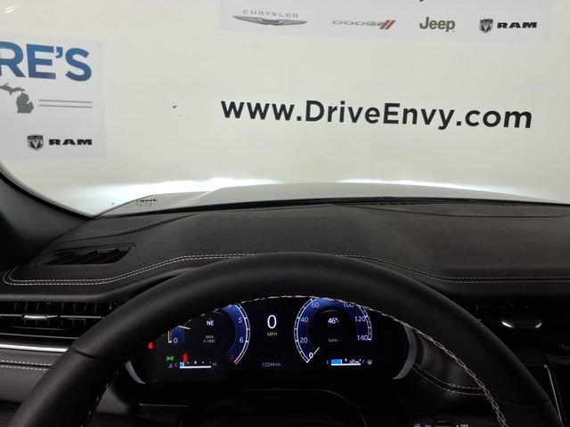 Used 2025 Jeep Grand Cherokee Limited AWD/4WD image 23