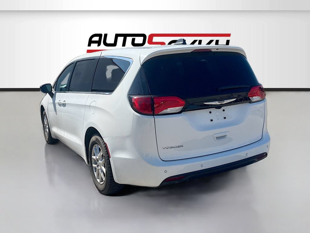 Used 2025 Chrysler Voyager LX FWD image 5