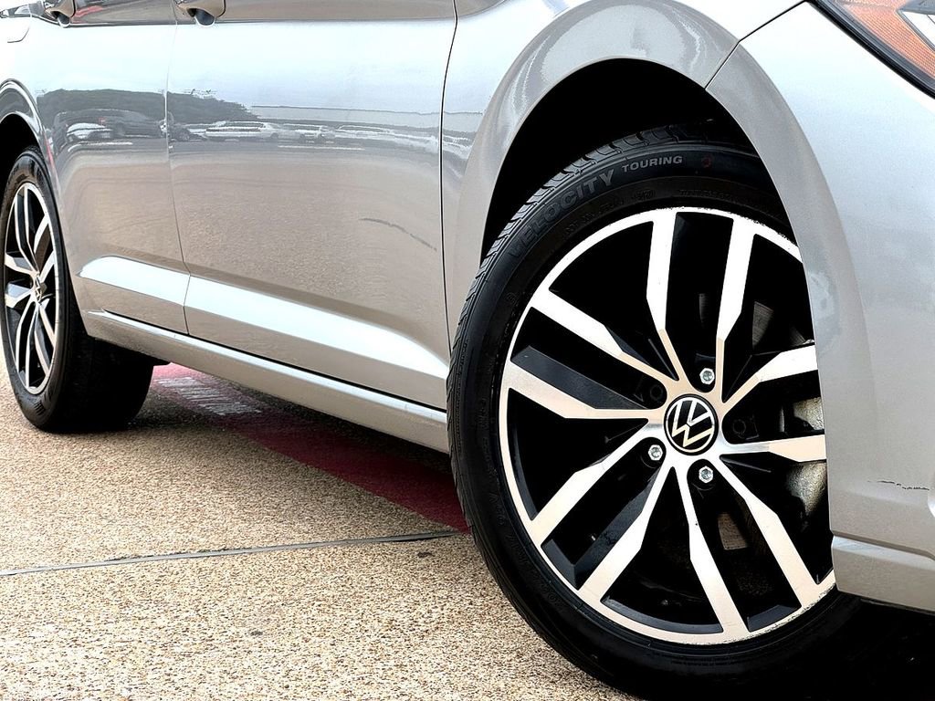 Used 2025 Volkswagen Jetta SE FWD image 2
