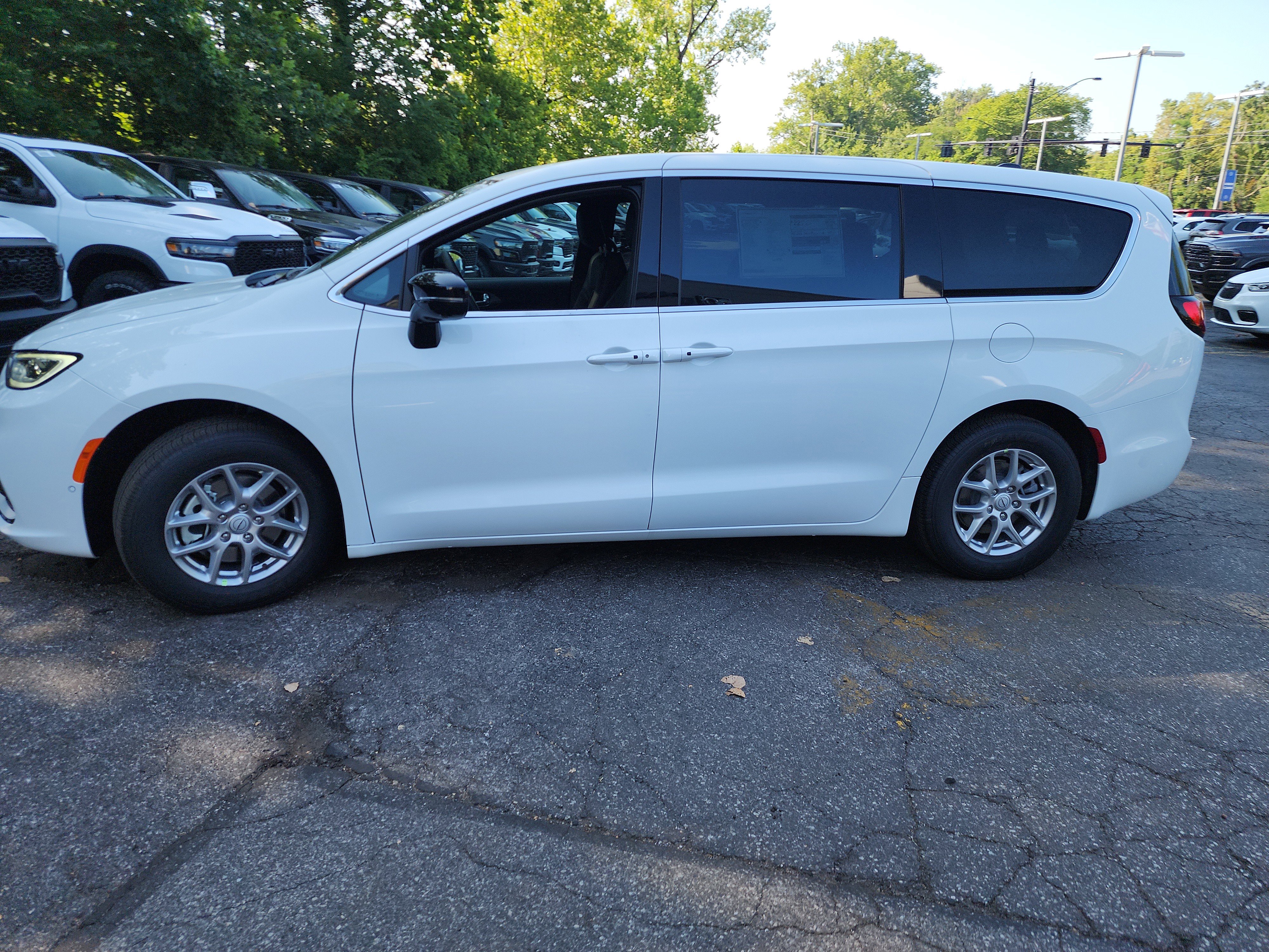 New 2026 Chrysler Pacifica Select image 16