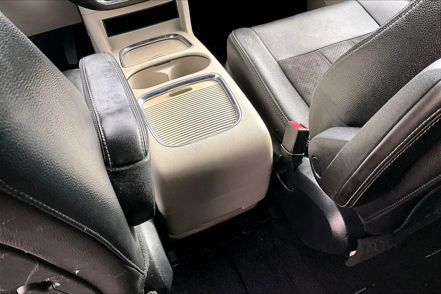 Used 2020 Dodge Grand Caravan SXT image 28