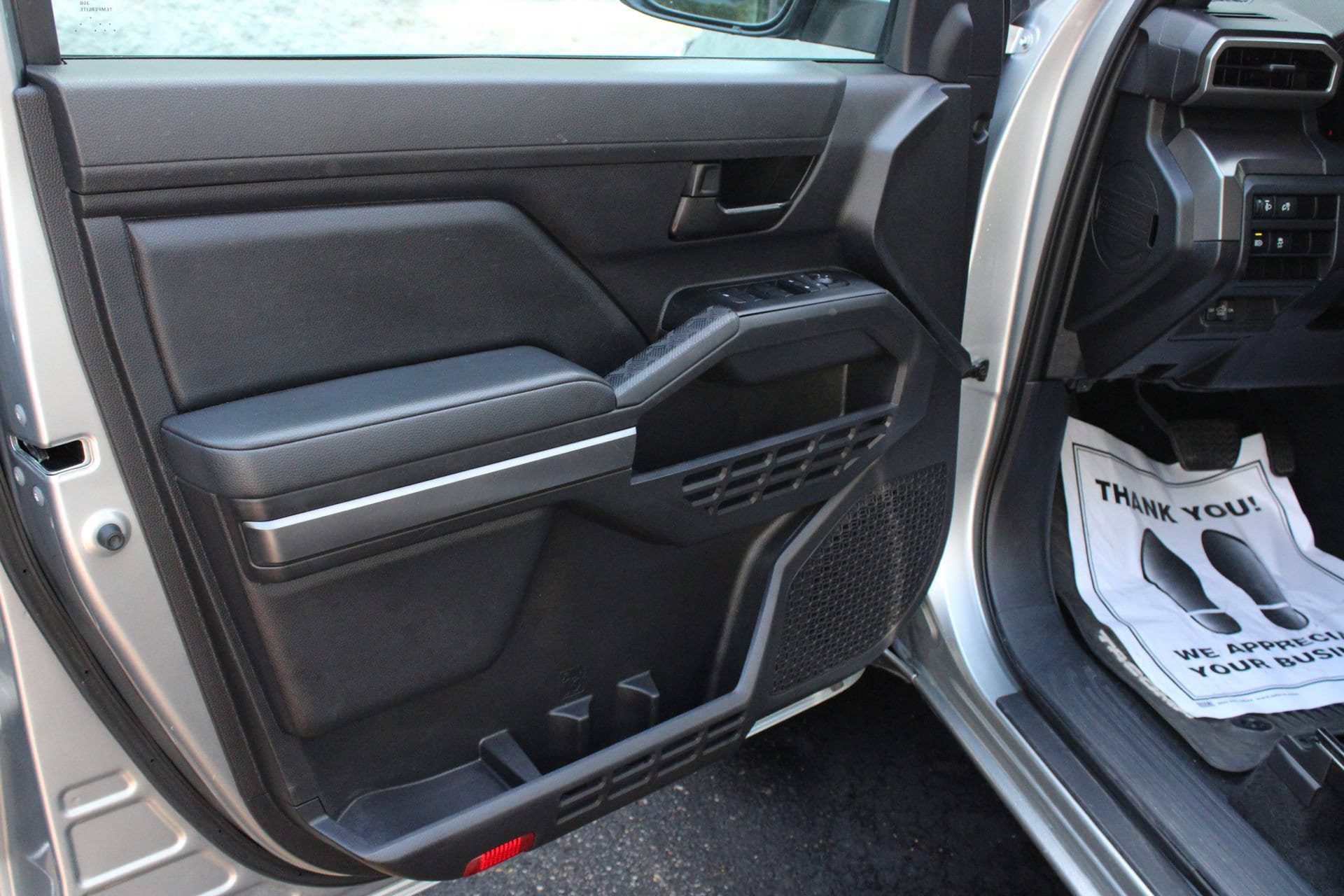 Used 2025 Toyota Tacoma SR5 AWD/4WD image 13