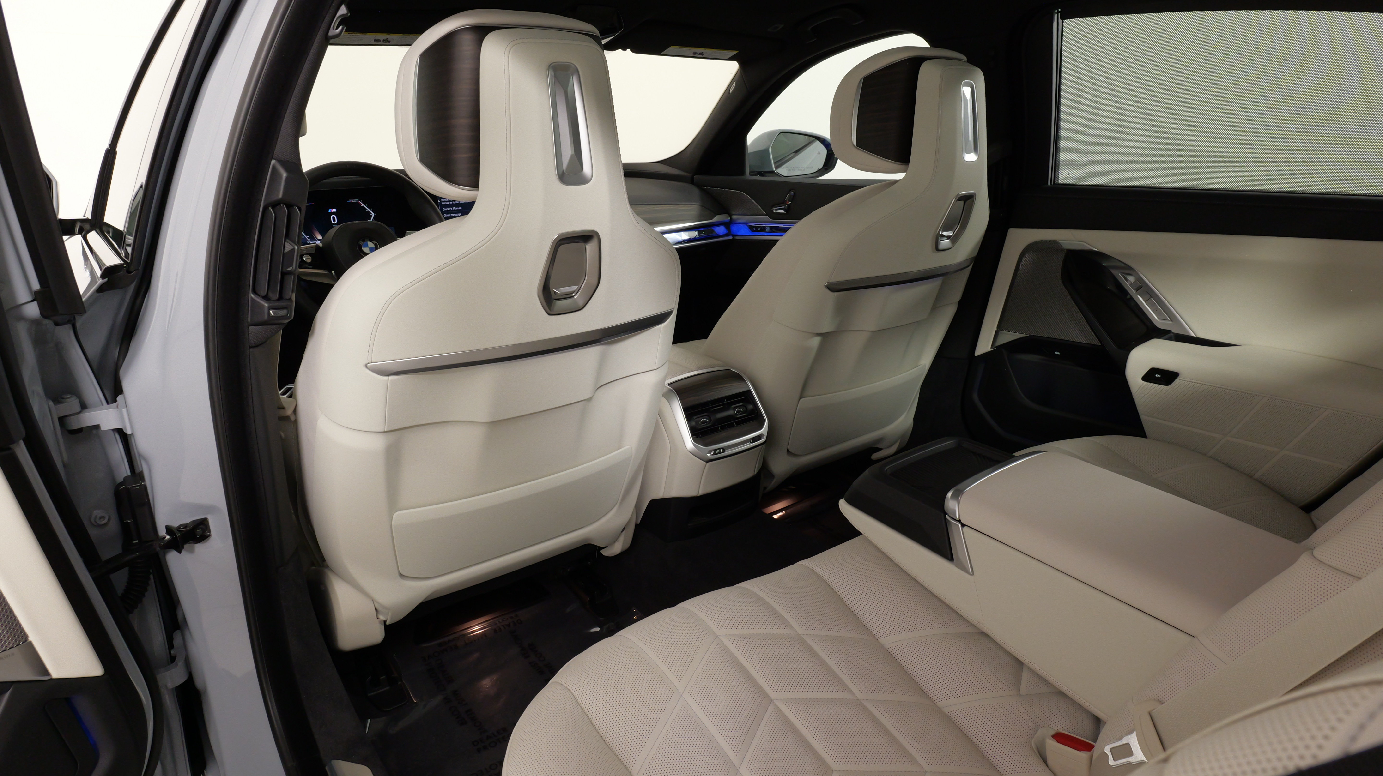 Used 2023 BMW 760i xDrive AWD/4WD image 39