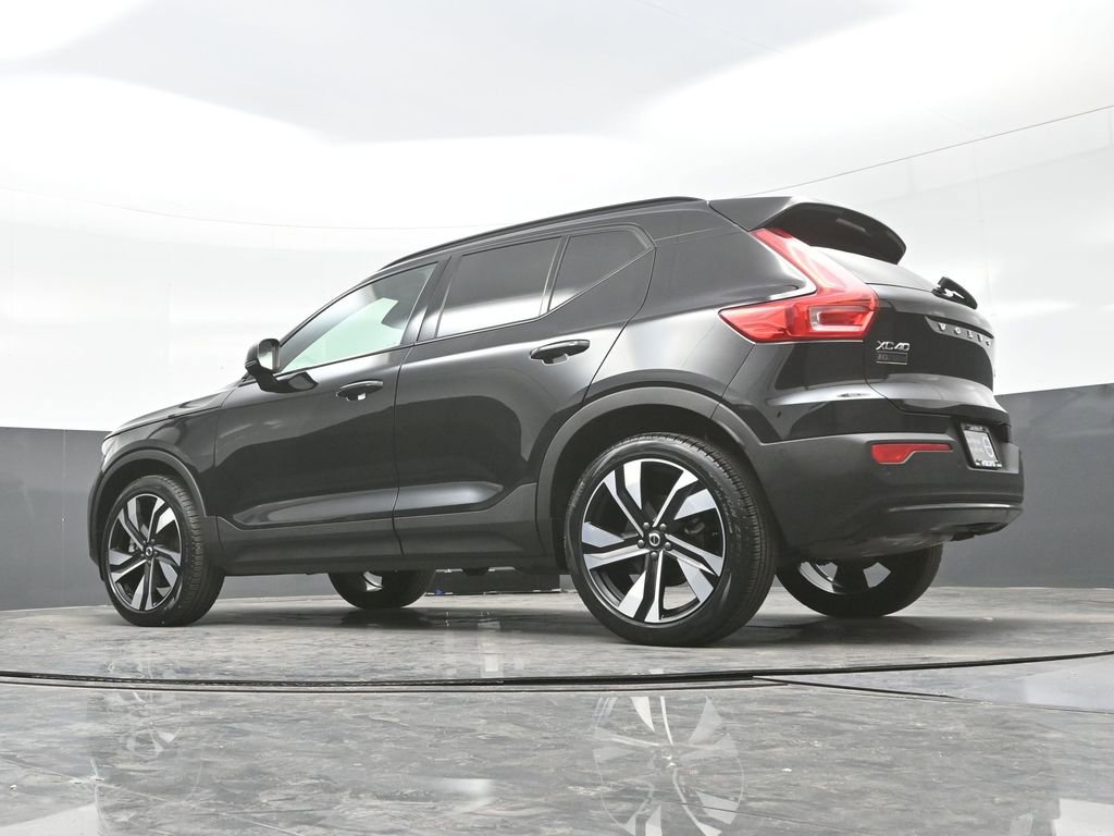 Used 2025 Volvo XC40 B5 Plus image 27