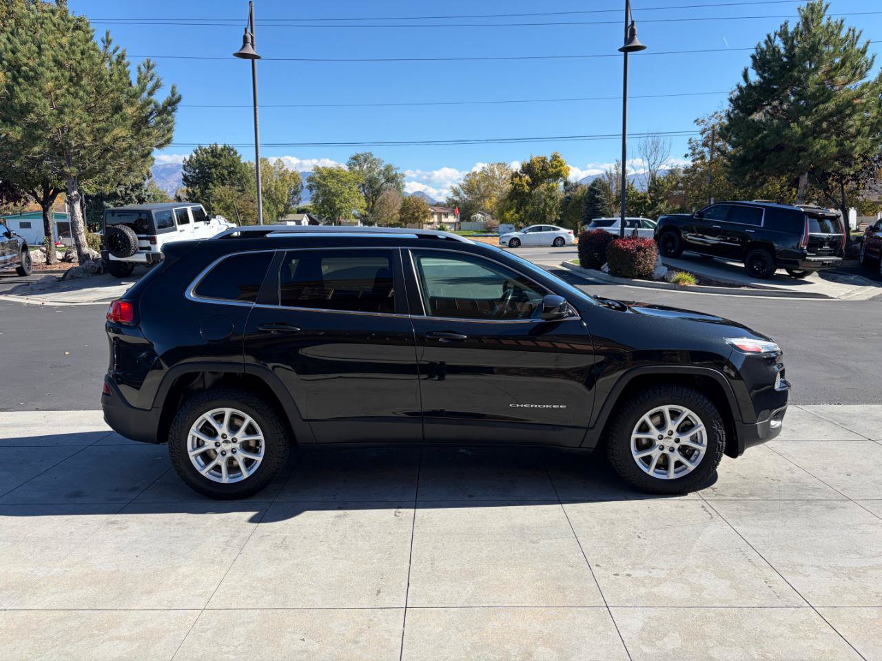 Used 2016 Jeep Cherokee Latitude w/ Cold Weather Group AWD/4WD image 3