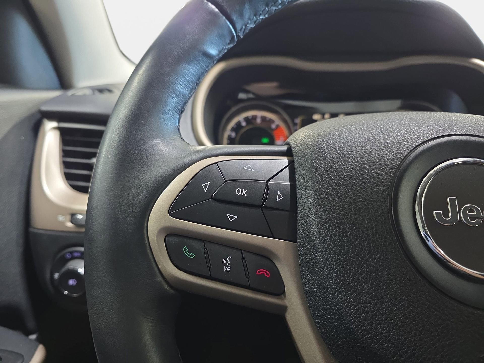 Used 2017 Jeep Cherokee Latitude w/ Cold Weather Group image 16