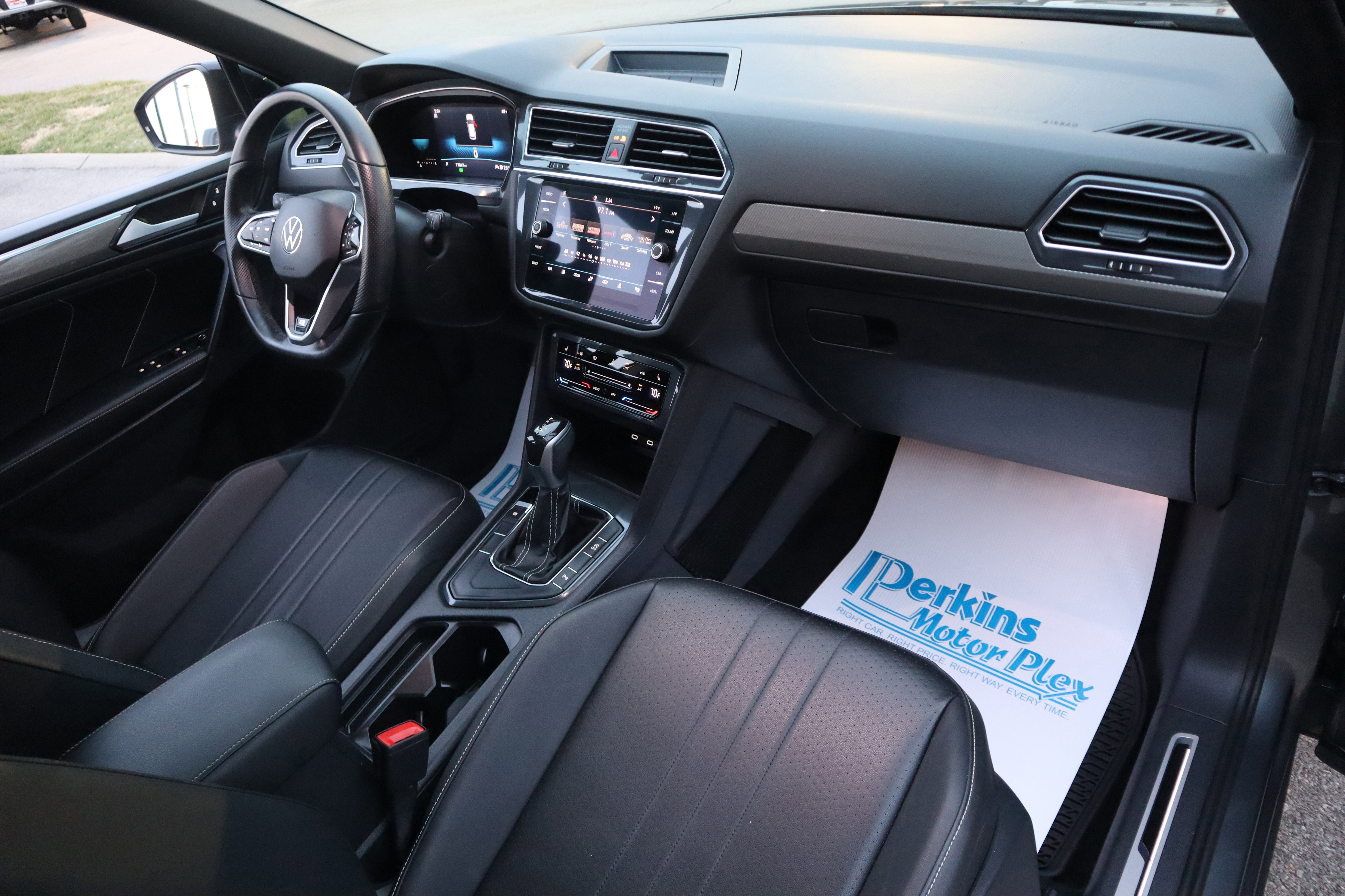 Used 2023 Volkswagen Tiguan SE R-Line image 31