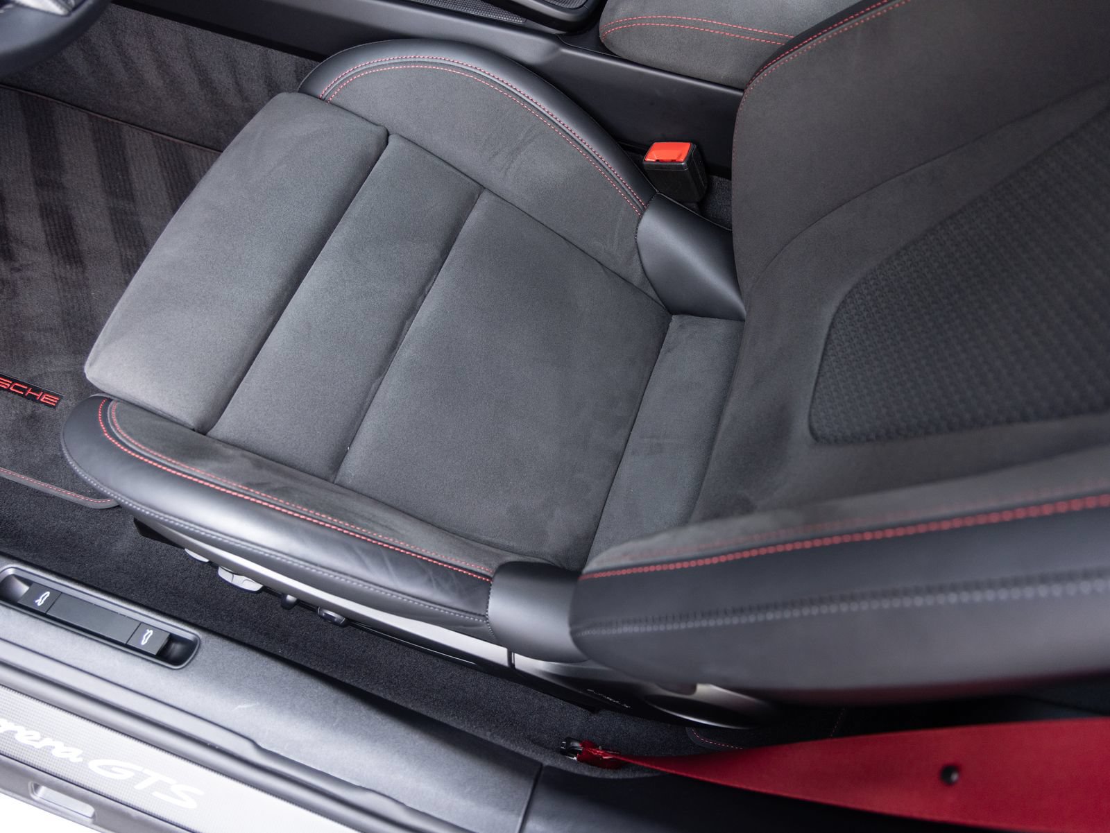 Certified 2025 Porsche 911 Carrera GTS RWD image 23