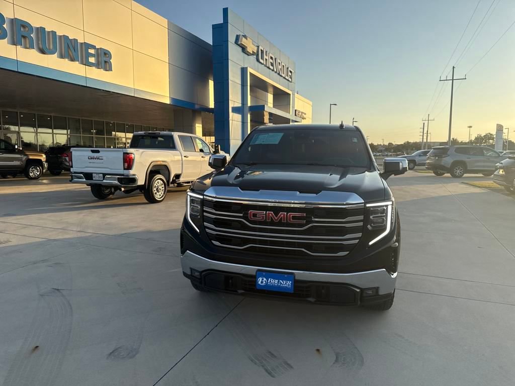 Used 2023 GMC Sierra 1500 SLT image 2