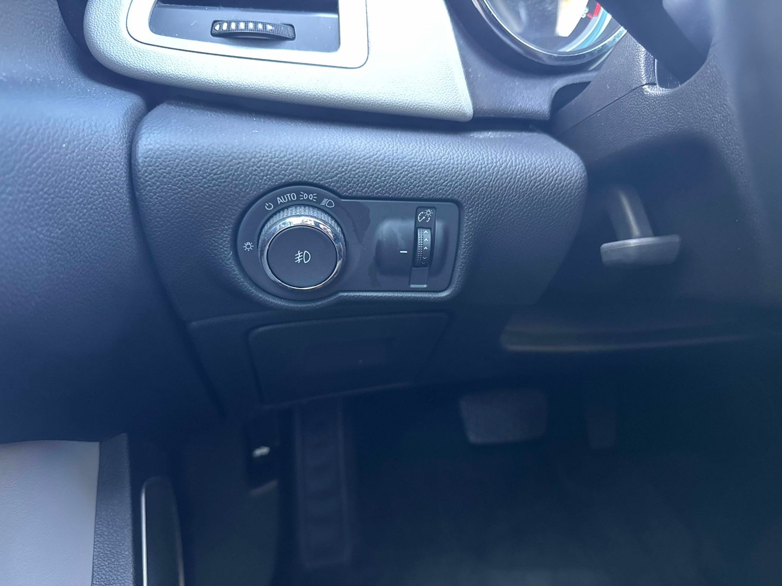 Used 2013 Buick Verano FWD image 30