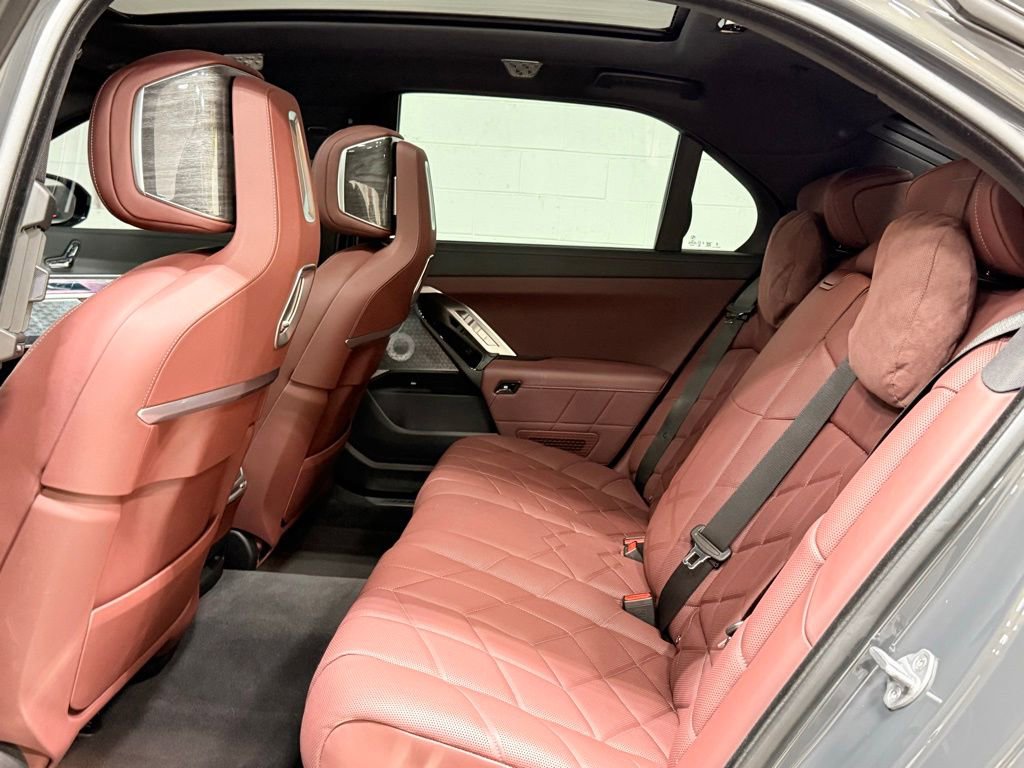 Used 2024 BMW i7 xDrive60 image 37