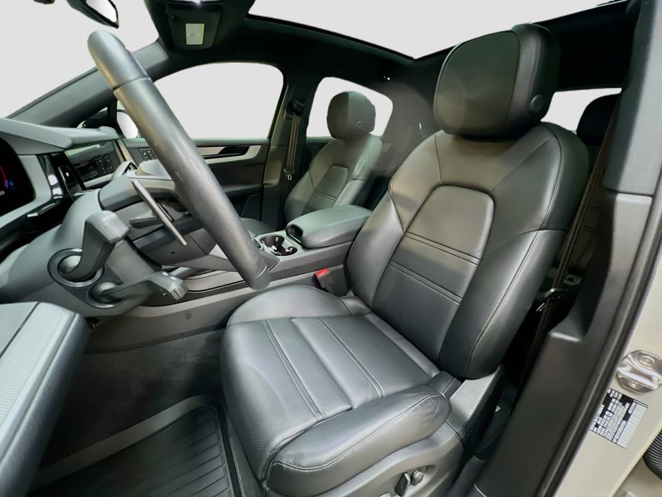 Certified 2025 Porsche Cayenne E-Hybrid Coupe AWD/4WD image 5