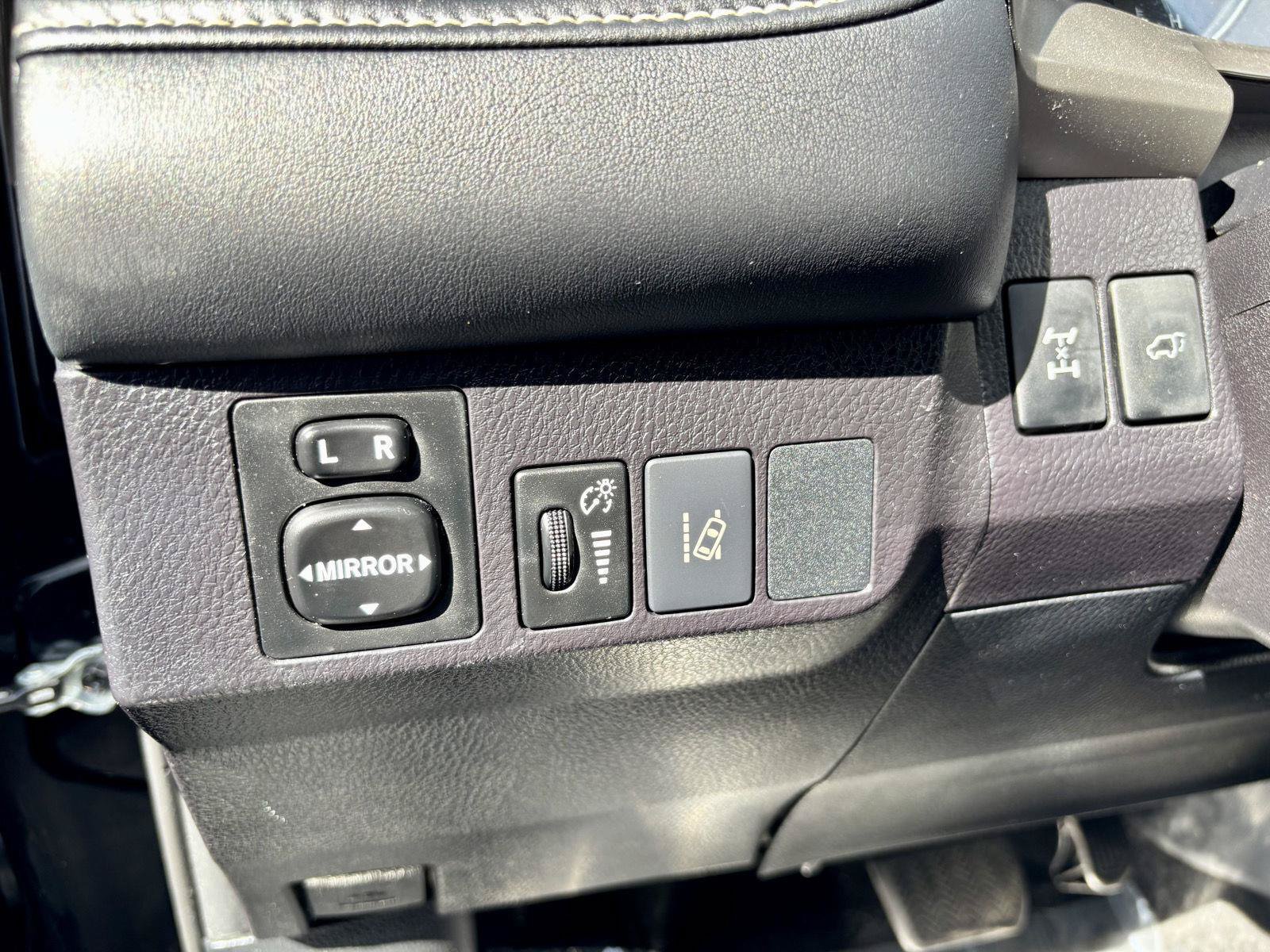 Used 2017 Toyota RAV4 Limited AWD/4WD image 32