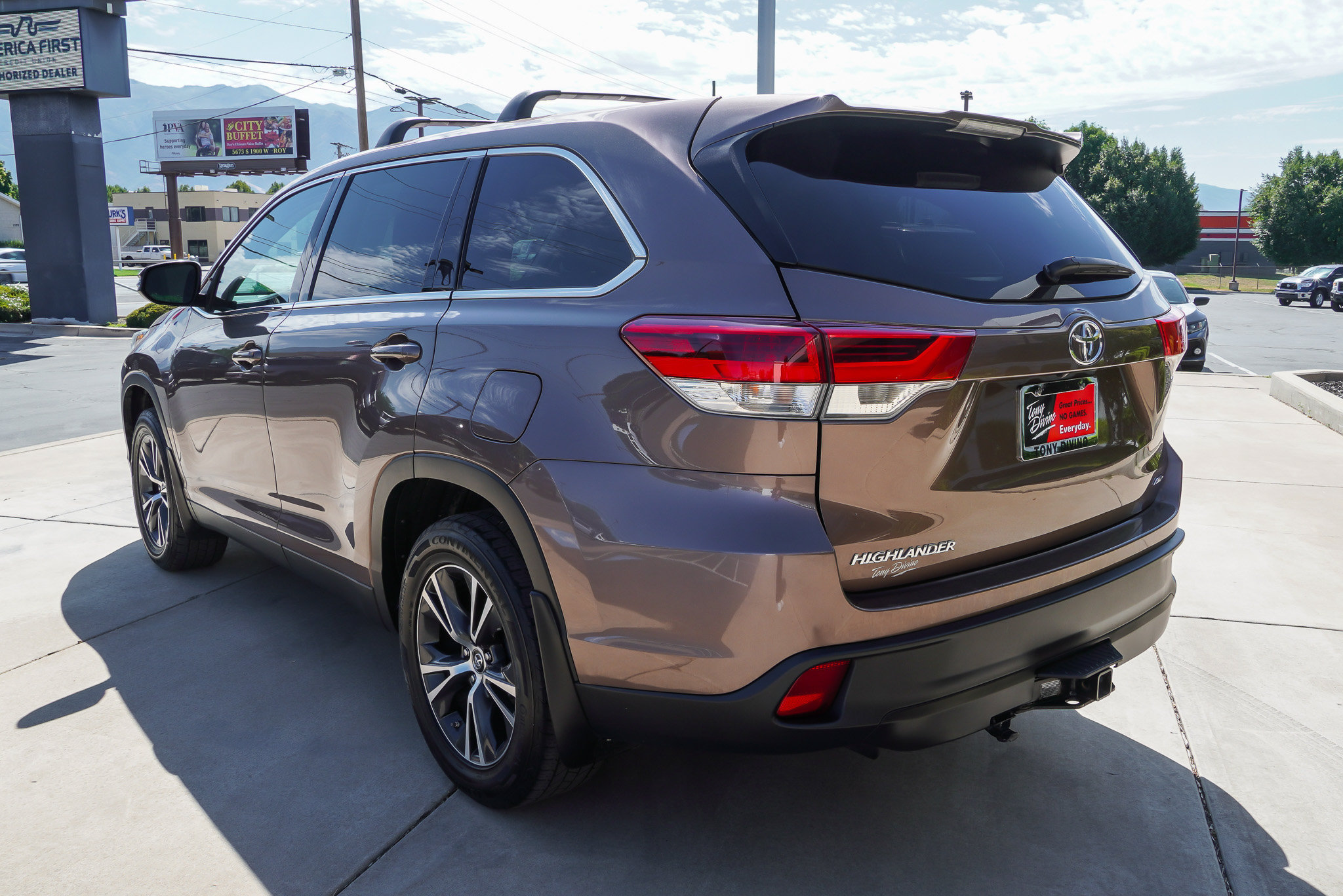 Used 2019 Toyota Highlander LE AWD/4WD image 6