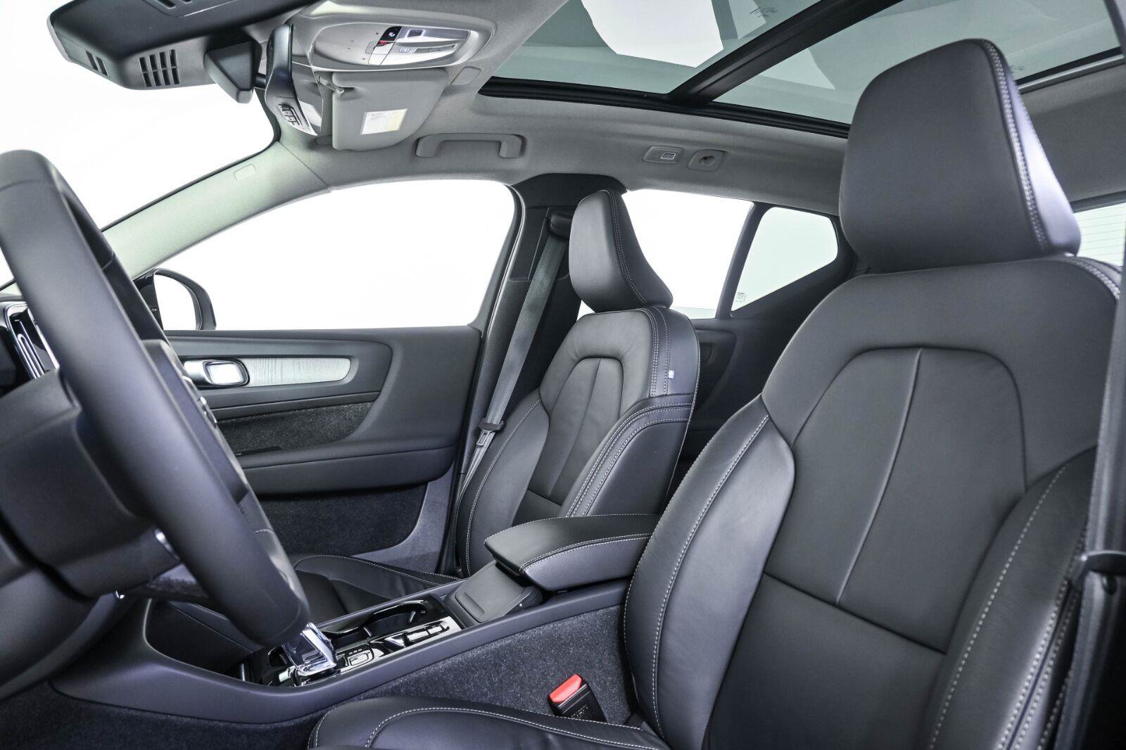 Certified 2023 Volvo XC40 B5 Plus w/ Climate Package AWD/4WD image 5