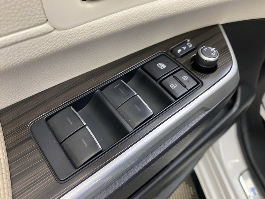 Used 2022 Toyota Sienna Limited image 24