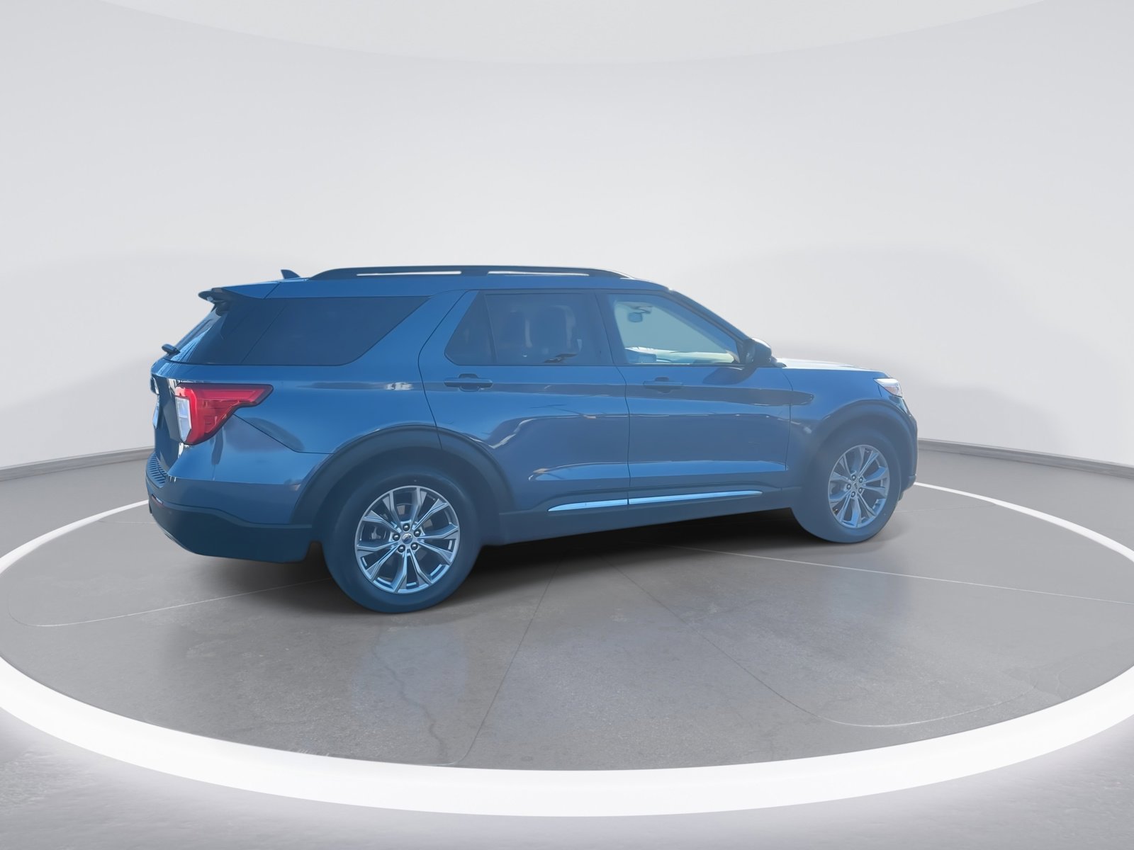 Used 2021 Ford Explorer XLT w/ Equipment Group 202A image 9