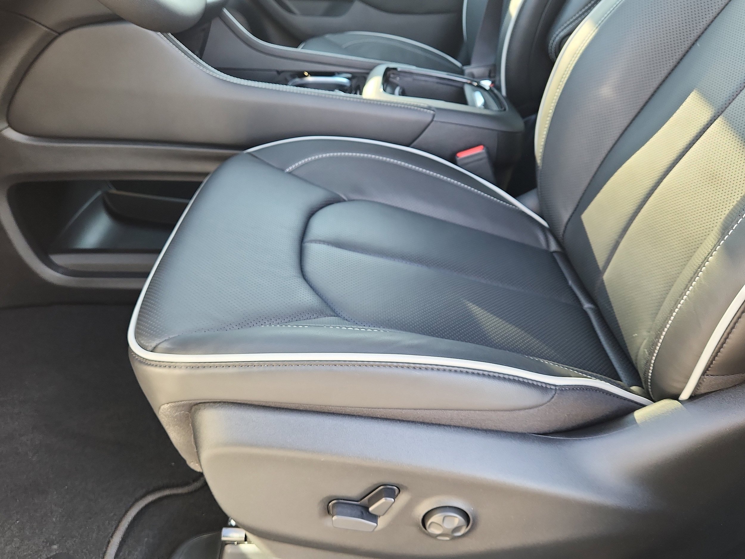 New 2026 Chrysler Pacifica Limited AWD/4WD image 9